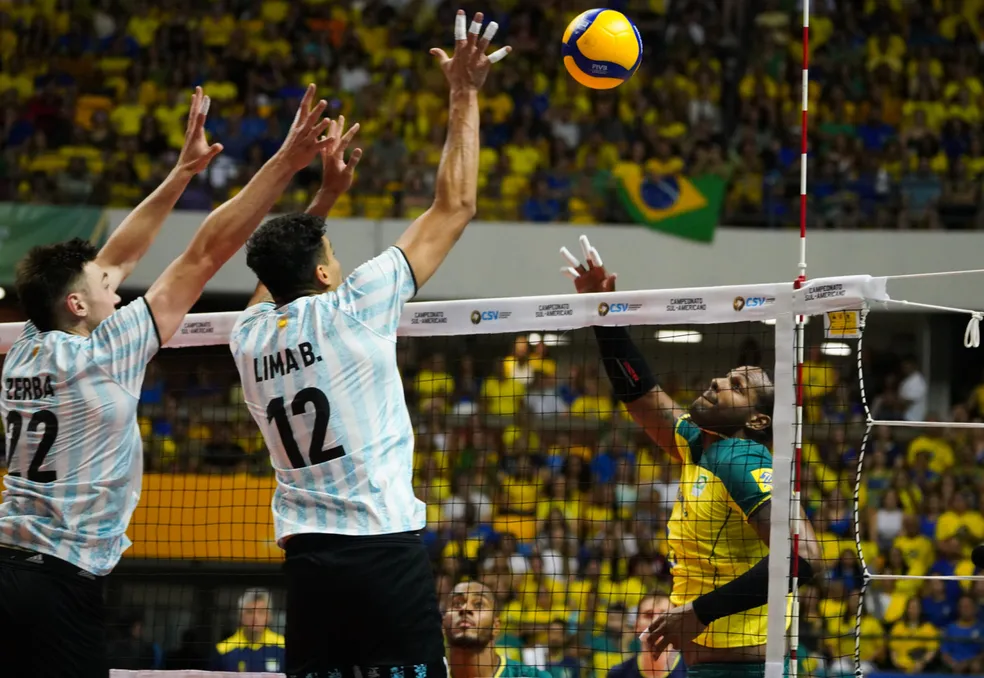 Em última competição antes do Pré-Olímpico, seleção masculina profissional cai para a Argentina na Sul-Americana, enquanto os futuros das quadras conquistam vitórias importantes. (Foto: Mauricio Val/FVImagem/CBV)