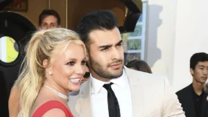 Spears e Asghari se conheceram durante a gravação do clipe "Slumber Party", feat da artista com Tinashe | Foto: Reprodução