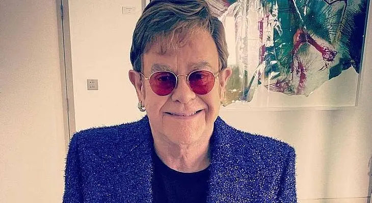 Em nota, a equipe de Elton John disse que o artista teria escorregado em sua casa | Foto: Reprodução/Instagram