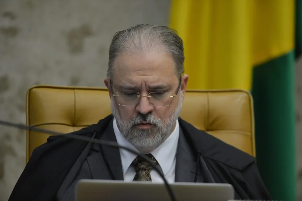 Mensagens indicam que Aras tentou auxiliar empresário de grupo golpista
