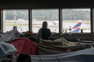 Mais de 100 afegãos estão acampados no aeroporto de Guarulhos