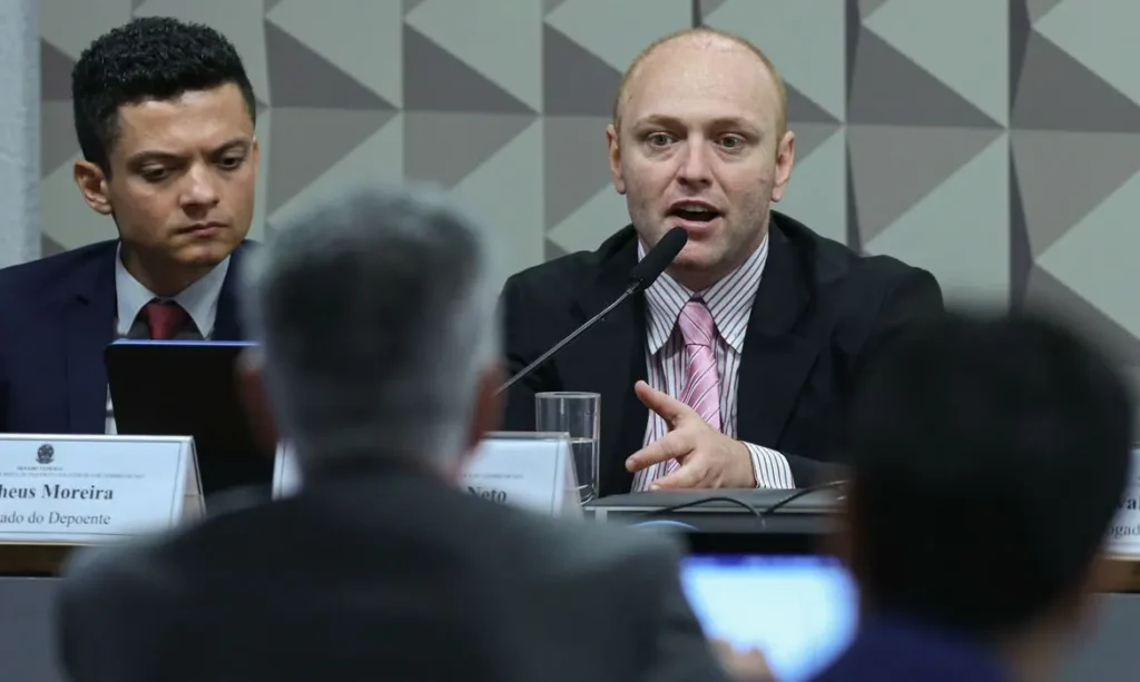 Brasília (DF) 17/08/2023 - O hacker de Araraquara, Walter Delgatti durante depoimento na Comissão Parlamentar Mista de Inquérito dos Atos de 8 de Janeiro de 2023.
Foto: Lula Marques/Agência Brasil
