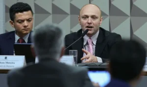 Brasília (DF) 17/08/2023 - O hacker de Araraquara, Walter Delgatti durante depoimento na Comissão Parlamentar Mista de Inquérito dos Atos de 8 de Janeiro de 2023.
Foto: Lula Marques/Agência Brasil