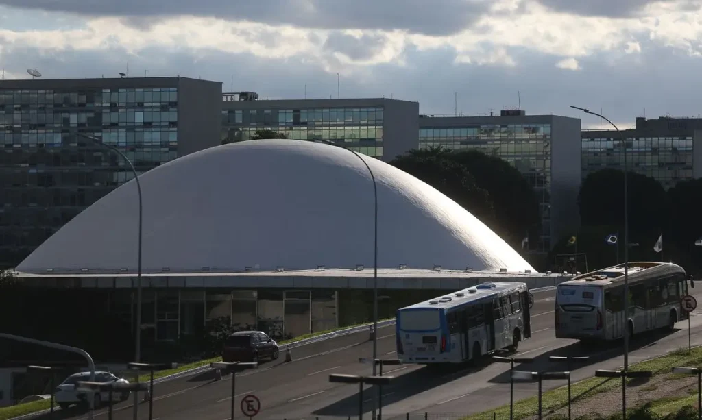 A cúpula menor, voltada para baixo, abriga o Plenário do Senado Federal.