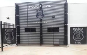 Os policiais prenderam o suspeito em flagrante quando saía de casa, com sua esposa, para ir à igreja | Foto: