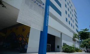 Fachada do edifício-sede da Cedae