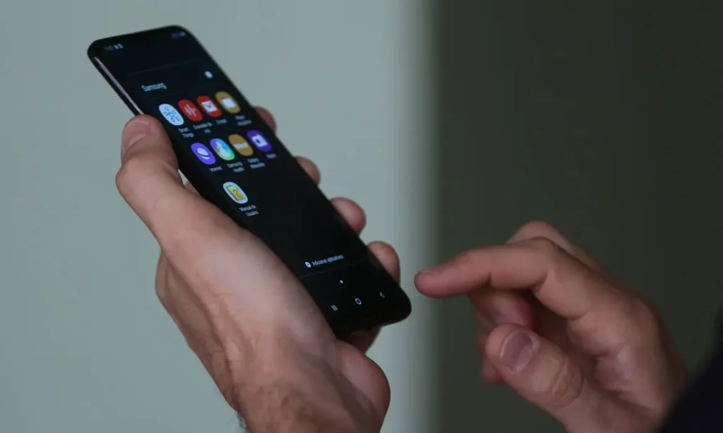 Criminosos roubam linha de celular e passam a acessar redes sociais. | Foto: Agência Brasil