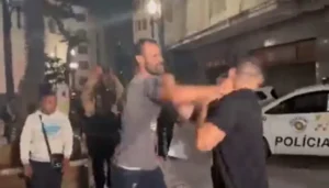 Vídeos divulgados nas redes sociais mostram o membro do MBL sendo agredido por um manifestante. | Foto: Reprodução