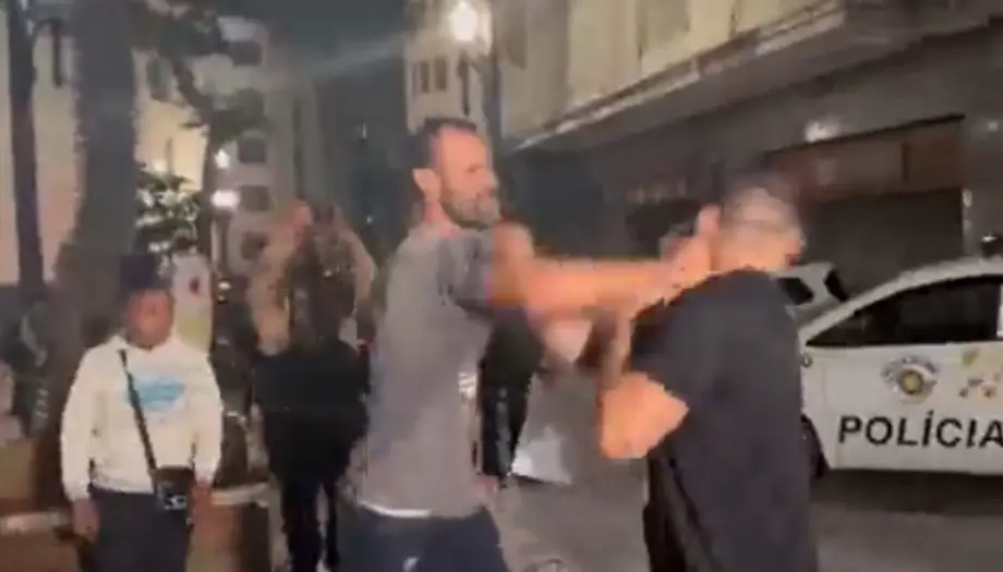 Vídeos divulgados nas redes sociais mostram o membro do MBL sendo agredido por um manifestante. | Foto: Reprodução