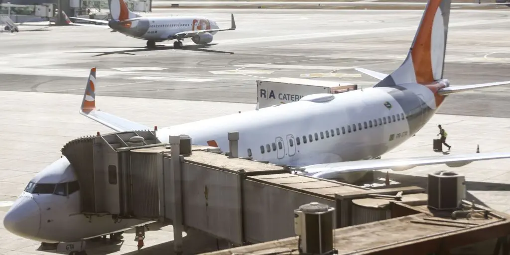 Movimentação de aviões comerciais no aeroporto de Brasília.