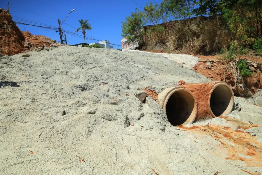 A revitalização da Avenida C-107 incluiu a instalação de nova sinalização horizontal e semáforos | Foto: Secom