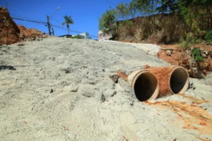 A revitalização da Avenida C-107 incluiu a instalação de nova sinalização horizontal e semáforos | Foto: Secom