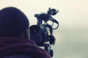 Larry Machado, instrutor da oficina, é graduado em Cinema e Audiovisual na UEG e atua como diretor e diretor de fotografia de filmes, séries e videoclipes | Foto: Divulgação