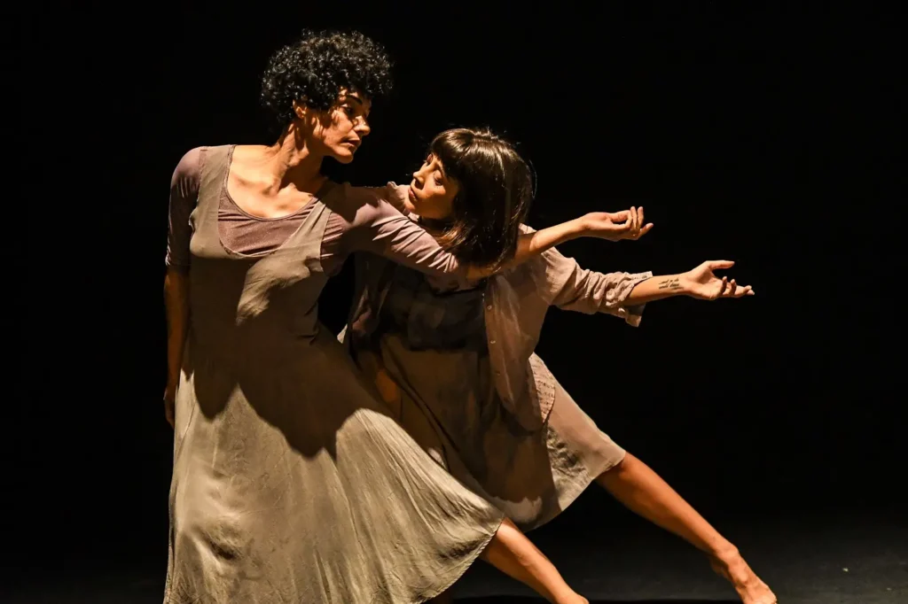 O elenco feminino da Companhia se reúne novamente, para encerrar esse ciclo de apresentações da obra | Foto: Layza Vasconcelos
