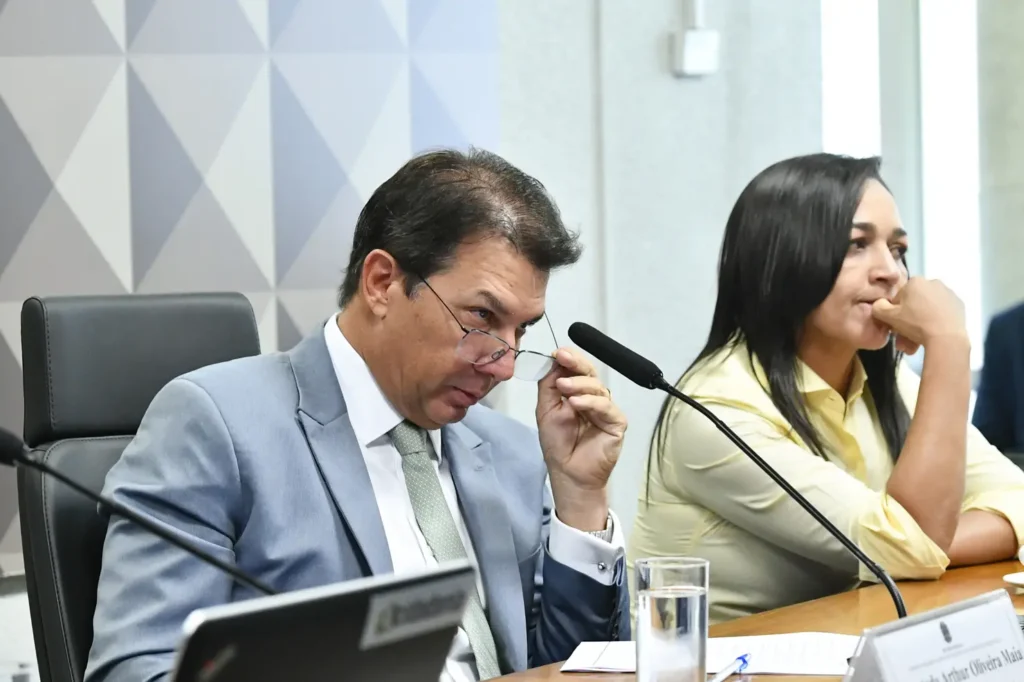 Comissão Parlamentar Mista de Inquérito dos Atos de 8 de Janeiro de 2023 (CPMI - 8 de Janeiro) realiza reunião para ouvir o ex-comandante da Polícia Militar do Distrito Federal (PMDF).

Mesa:
presidente da CPMI do 8 de Janeiro, deputado Arthur Maia (União-BA);
relatora da CPMI do 8 de Janeiro, senadora Eliziane Gama (PSD-MA).

Foto: Geraldo Magela/Agência Senado