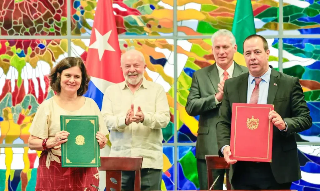 16.09.2023 - Assinaturas de Atos - Presidente da República, Luiz Inácio Lula da Silva - Presidente da República de Cuba, Miguel Díaz-Canel, e a ministra da saúde, Nísia Trindade (e) - Palácio da Revolução - Havana - Cuba Fotos: Ricardo Stuckert/PR