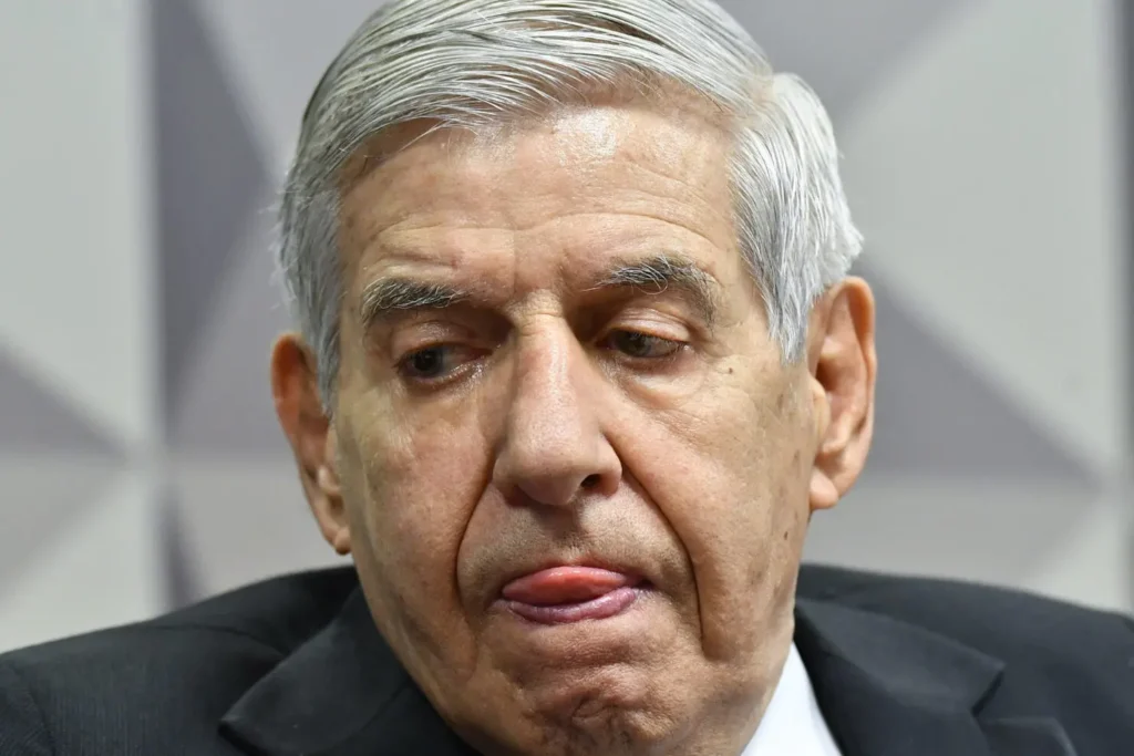 Comissão Parlamentar Mista de Inquérito dos Atos de 8 de Janeiro de 2023 (CPMI - 8 de Janeiro) ouve general da reserva e ex-chefe do Gabinete de Segurança Institucional (GSI).

Mesa:
ex-chefe do Gabinete de Segurança Institucional (GSI), general da reserva Augusto Heleno.

Foto: Geraldo Magela/Agência Senado