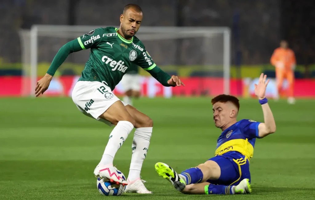 O jogador Mayke, da SE Palmeiras, disputa bola com o jogador do CA Boca Juniors, durante partida válida pelas semifinais, ida, da Copa Libertadores, no Estádio La Bombonera. (Foto: Cesar Greco/Palmeiras/by Canon)