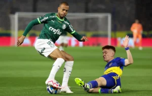 O jogador Mayke, da SE Palmeiras, disputa bola com o jogador do CA Boca Juniors, durante partida válida pelas semifinais, ida, da Copa Libertadores, no Estádio La Bombonera. (Foto: Cesar Greco/Palmeiras/by Canon)