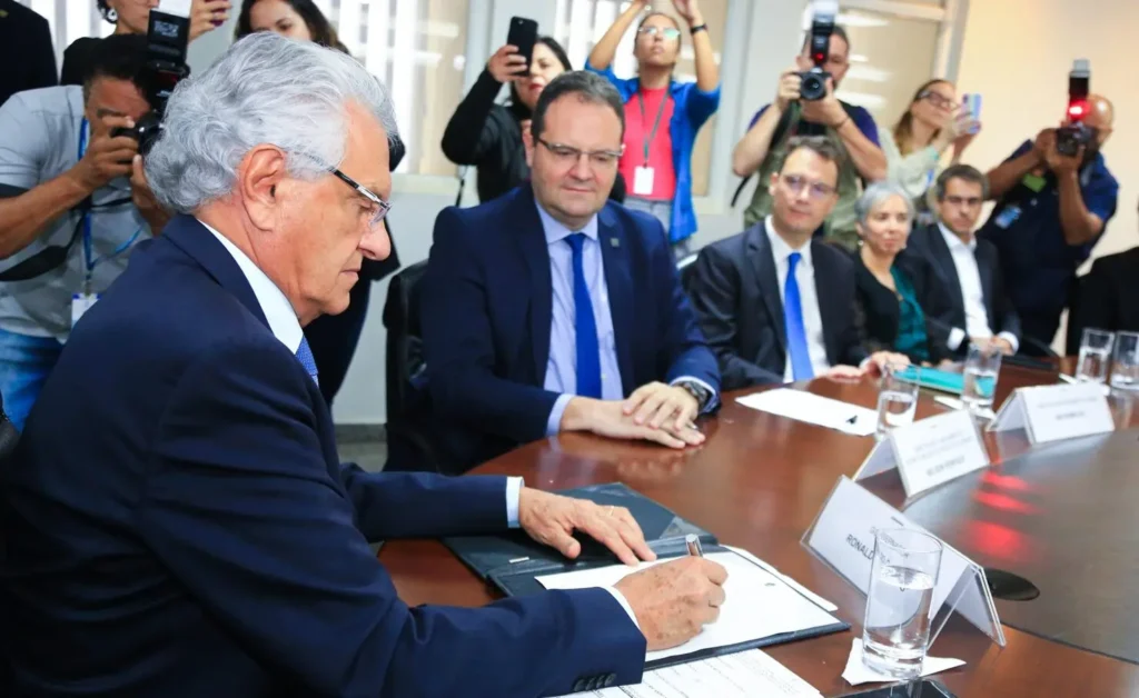 Caiado assina contrato com BNDES para garantir parcerias em saneamento | Foto: Secom Goiás