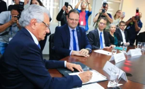 Caiado assina contrato com BNDES para garantir parcerias em saneamento | Foto: Secom Goiás