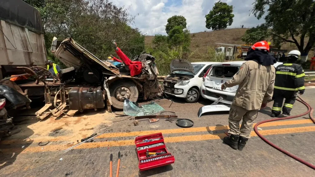 Acidente provocou a morte de cinco pessoas e deixou feridos nesta segunda-feira, dia 25 | Foto: Corpo de Bombeiro