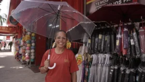 A vendedora Suzy Weiny, 42 anos, trabalha no Jingxiang Atacado e Varejo | Foto: Leandro Braz