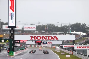 SUZUKA, JAPAN - OCTOBER 09: Max Verstappen of the Netherlands driving the (1) Oracle Red Bull Racing RB18 and Charles Leclerc of Monaco driving the (16) Ferrari F1-75 lead the field off the line at the start during the F1 Grand Prix of Japan at Suzuka International Racing Course on October 09, 2022 in Suzuka, Japan. (Photo by Peter Fox/Getty Images) // Getty Images / Red Bull Content Pool // SI202210090265 // Usage for editorial use only //