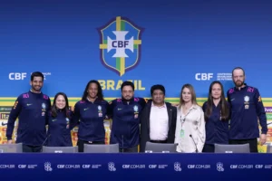 Arthur Elias vai comandar a Seleção Canarinho; Rosana foi também apresentada como treinadora da Seleção sub-20 (Foto: Thais Magalhães/CBF)