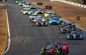O grid conta com protótipos que passam dos 200km/h e carros de marcas renomadas, como Mercedes, Porsche, BMW e outros | Foto: Reprodução