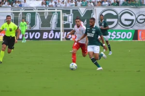 Tadeu realiza duas grandes defesas e segura o empate na Serrinha. (Foto: Afonso Cardoso)