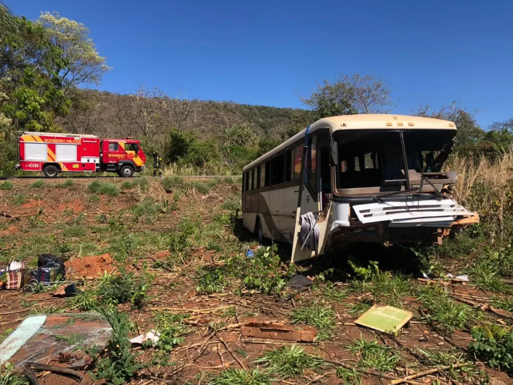 Ônibus perde o controle e bate em carreta e carro, em Formosa