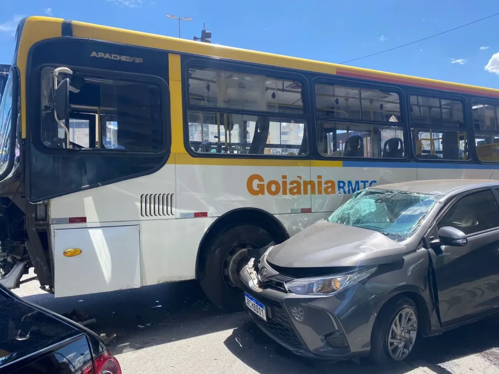 O acidente ocorreu no Viaduto Mauro Borges, cruzamento entre a Avenida A e a Marginal Botafogo. | Foto: Luan Monteiro/O Hoje