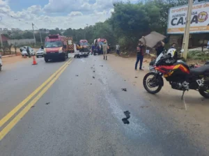Acidente aconteceu neste sábado às 13h30 na Rua Presidente Kennedy | Foto: Polícia Militar