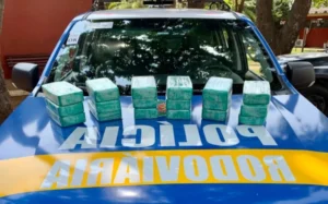 Os agentes encontraram 18 peças de cocaína dentro do carro. | Foto: Divulgação