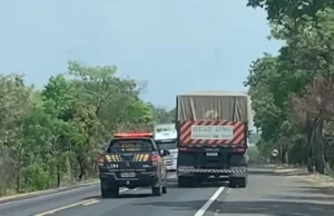 Carreta que realizava manobras perigosas é retida pela PRF, em Uruaçu
