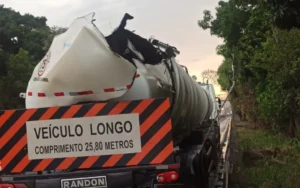 O Corpo de Bombeiros foram acionados para evitar que o óleo diesel atinja os mananciais que estão próximos ao local. | Foto: Reprodução / Corpo de Bombeiro