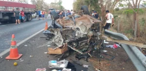 Veículo bateu em uma carreta na BR-020. | Foto: Corpo de Bombeiros