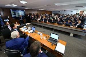 Após 4 horas de discussão, a CCJ aprovou a proposta por 16 votos a 10, em reunião presidida por Davi Alcolumbre. | Foto: Senado