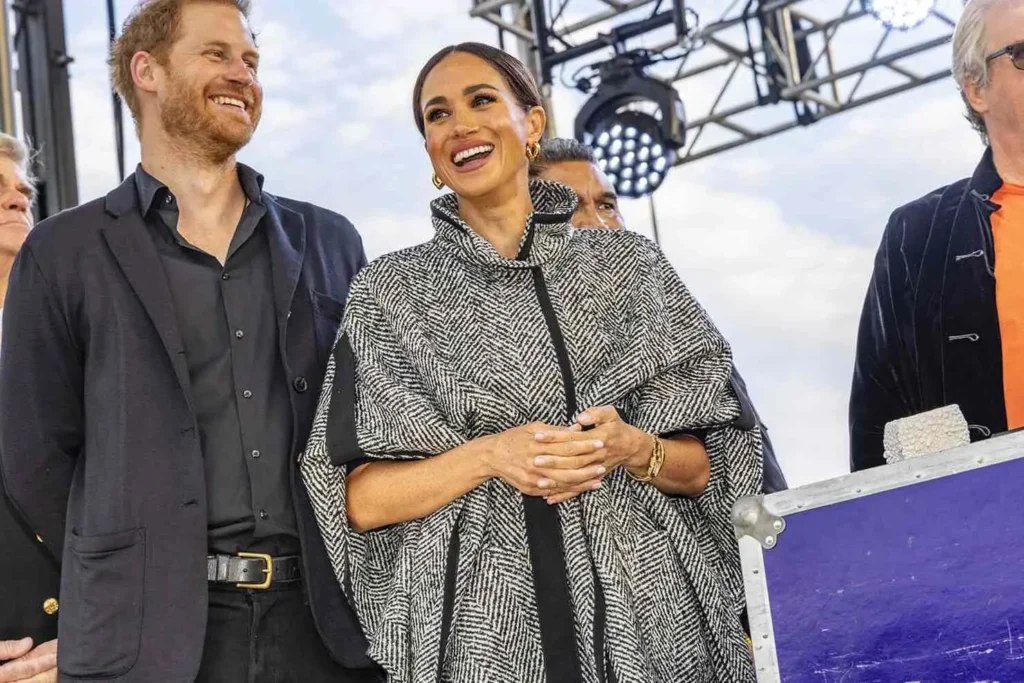 Segundo informações do Daily Mail, Markle chegou a fazer um curto discurso depois de entregar o prêmio honorário para Kevin Costner | Foto: Rod Rolle/Sipa USA
