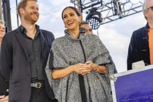 Segundo informações do Daily Mail, Markle chegou a fazer um curto discurso depois de entregar o prêmio honorário para Kevin Costner | Foto: Rod Rolle/Sipa USA