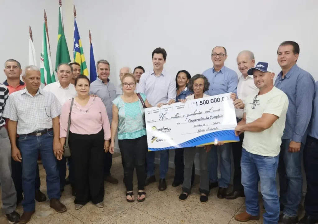 Evento na manhã desta segunda-feira (09/10) reuniu os pequenos produtores e empreendedores para assinar os primeiros nove contratos | Foto: Segov