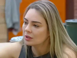 A Record TV emitiu um comunicado para os peões, informando a expulsão da jornalista | Foto: Reprodução/RecordTV