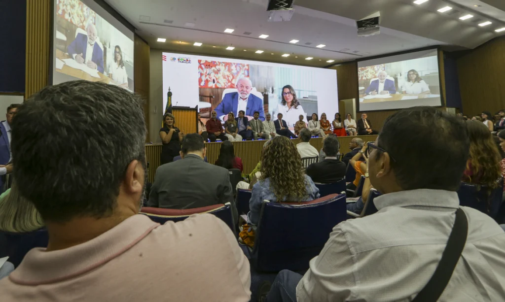 "Isso não é favor do governo, é obrigação", diz Lula. | Foto: Agência Brasil