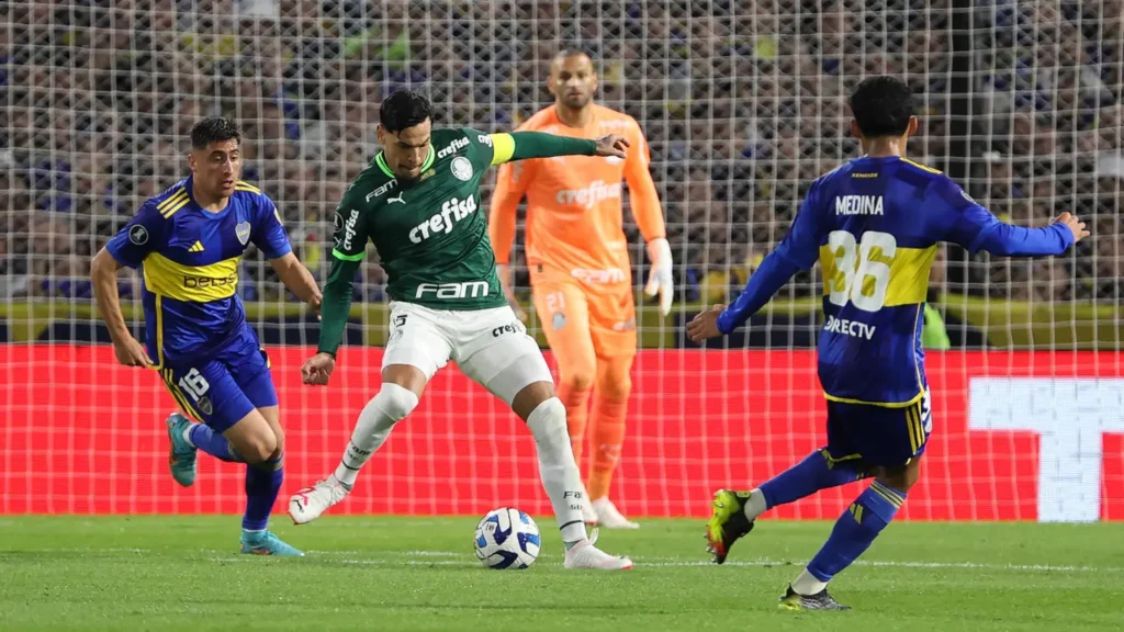 O jogador Gustavo Gómez, da SE Palmeiras, disputa bola com o jogador do CA Boca Juniors, durante partida válida pelas semifinais, ida, da Copa Libertadores, no Estádio La Bombonera. (Foto: Cesar Greco/Palmeiras/by Canon)
