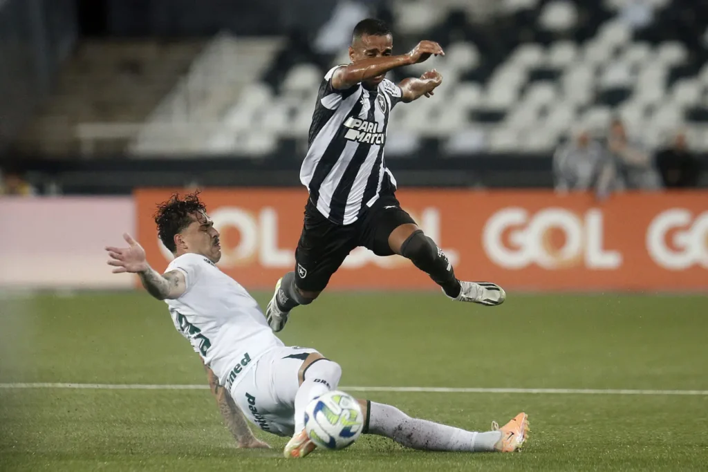 Victor sa.Botafogo x Goias pelo Campeonato Brasileiro no Estadio Niltos Santos. 02 de Outubro de 2023, Rio de Janeiro, RJ, Brasil. Foto: Vitor Silva/Botafogo. 
Imagem protegida pela Lei do Direito Autoral Nº 9.610, DE 19 DE FEVEREIRO DE 1998. Sendo proibido qualquer uso comercial, remunerado e manipulacao/alteracao da obra.