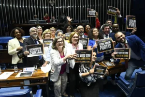 Plenário do Senado Federal durante sessão deliberativa ordinária. 

Na ordem do dia, PEC 8/2021, que "altera a Constituição Federal para dispor sobre os pedidos de vista, declaração de inconstitucionalidade e concessão de medidas cautelares nos tribunais". 

Mesa:
deputada Maria do Rosário (PT-RS);
presidente do Senado Federal, senador Rodrigo Pacheco (PSD-MG); 
secretário-geral da Mesa do Senado Federal, Gustavo A. Sabóia Vieira. 

Participam:
senador Humberto Costa (PT-PE); 
senadora Augusta Brito (PT-CE); 
senadora Ivete da Silveira (MDB-SC); 
senadora Teresa Leitão (PT-PE); 
senadora Zenaide Maia (PSD-RN); 
senador Paulo Paim (PT-RS);
presidente da União Nacional dos Estudantes (UNE), Manuella Mirella;
deputada Maria do Rosário (PT-RS)
deputada Dandara (PT-MG);
deputado Reginaldo Lopes (PT-MG); 
deputada Benedita da Silva (PT-RJ);

Foto: Marcos Oliveira/Agência Senado