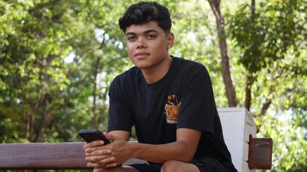 Jonas Silva Júnior de 21 anos até que tentou ficar um tempo distante das redes, mas foi suficiente para perceber os próprios limites no ambiente virtual  | Foto: Leandro Braz