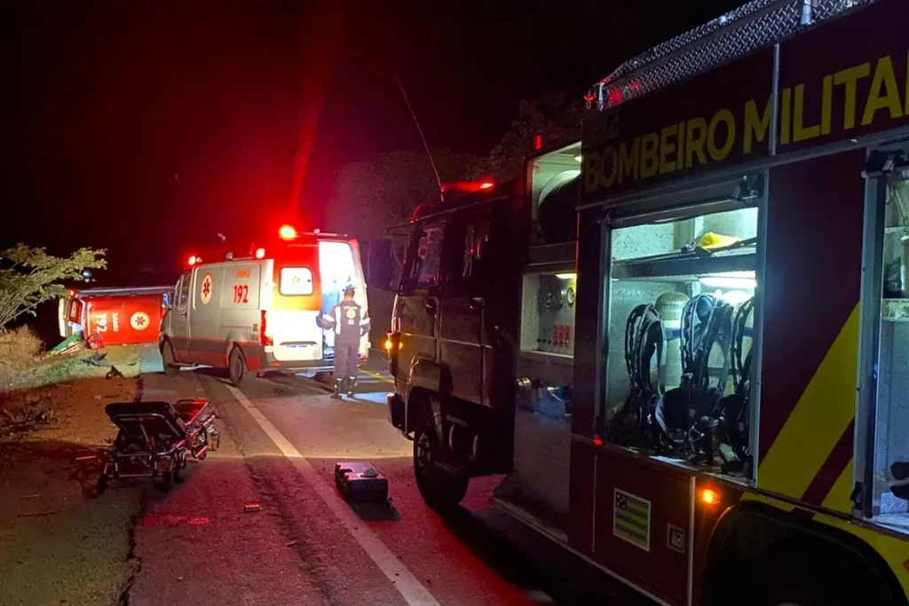 Colisão entre ambulância e carro de passeio deixa dois mortos entre Bela Vista e Cristianópoles