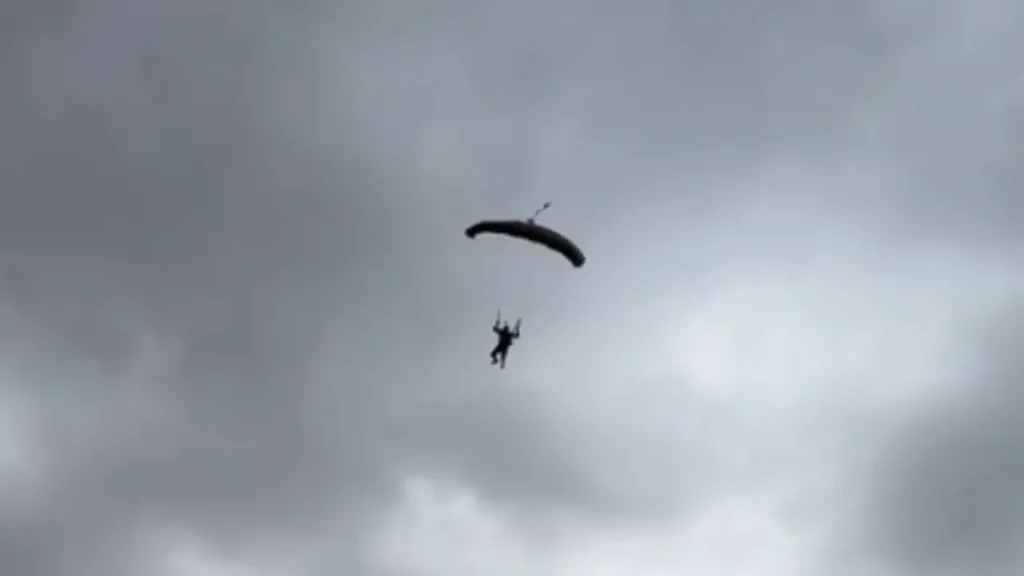 Uma tempestade se formou no céu durante um show de paraquedismo, que tirou um dos atletas fora do curso e atingiu a plateia,
